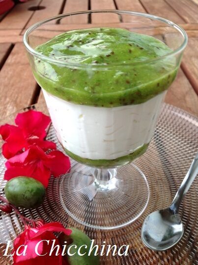 Mousse di yogurt al limone con coulis di nergi (il delizioso baby kiwi)