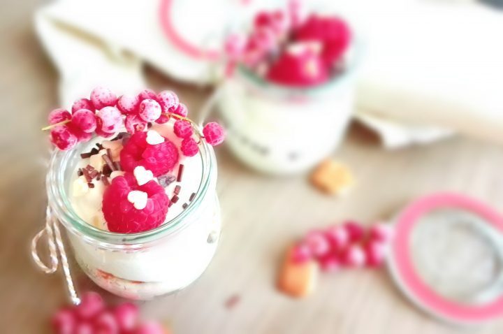 Mousse di yogurt alla vaniglia e miele con lamponi in vasetto