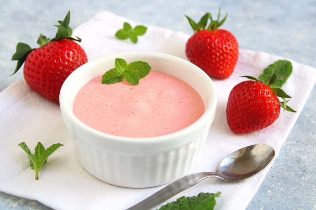 Mousse leggera alle fragole senza panna e senza colla di pesce
