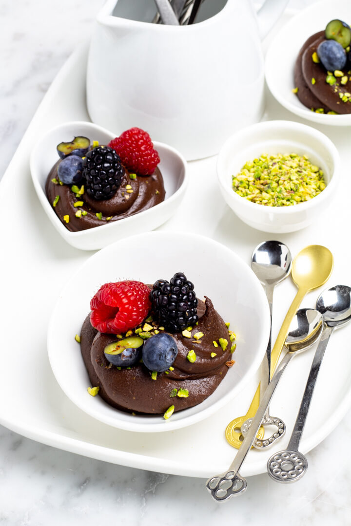 Mousse vegan al cioccolato e frutti di bosco