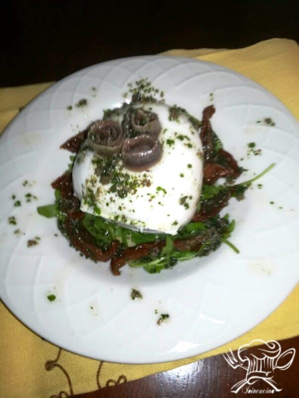 Mozzarella di bufala con acciughe