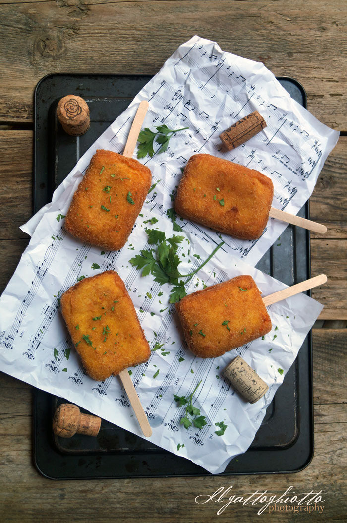Mozzarella in carrozza sullo stecco, con l’acciughina Zarotti però!
