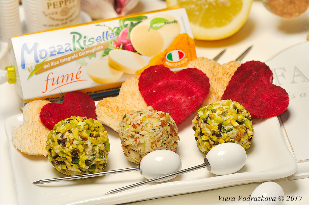 Mozzarisella balls mandorle e pistacchio