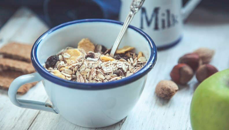 Muesli ai semi di canapa, girasole, lino e nocciole