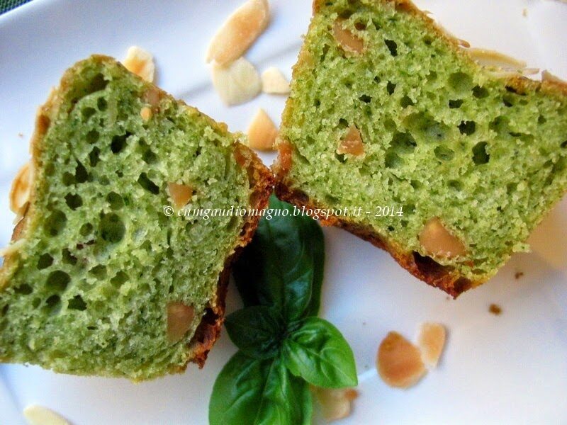 Muffin al basilico e mandorle tostate con frullato di banane e bevanda di kamut