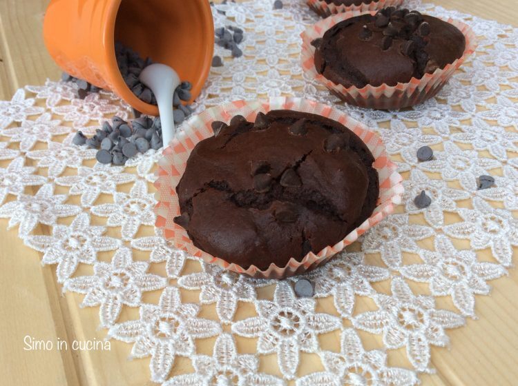 Muffin al cacao con gocce di cioccolato