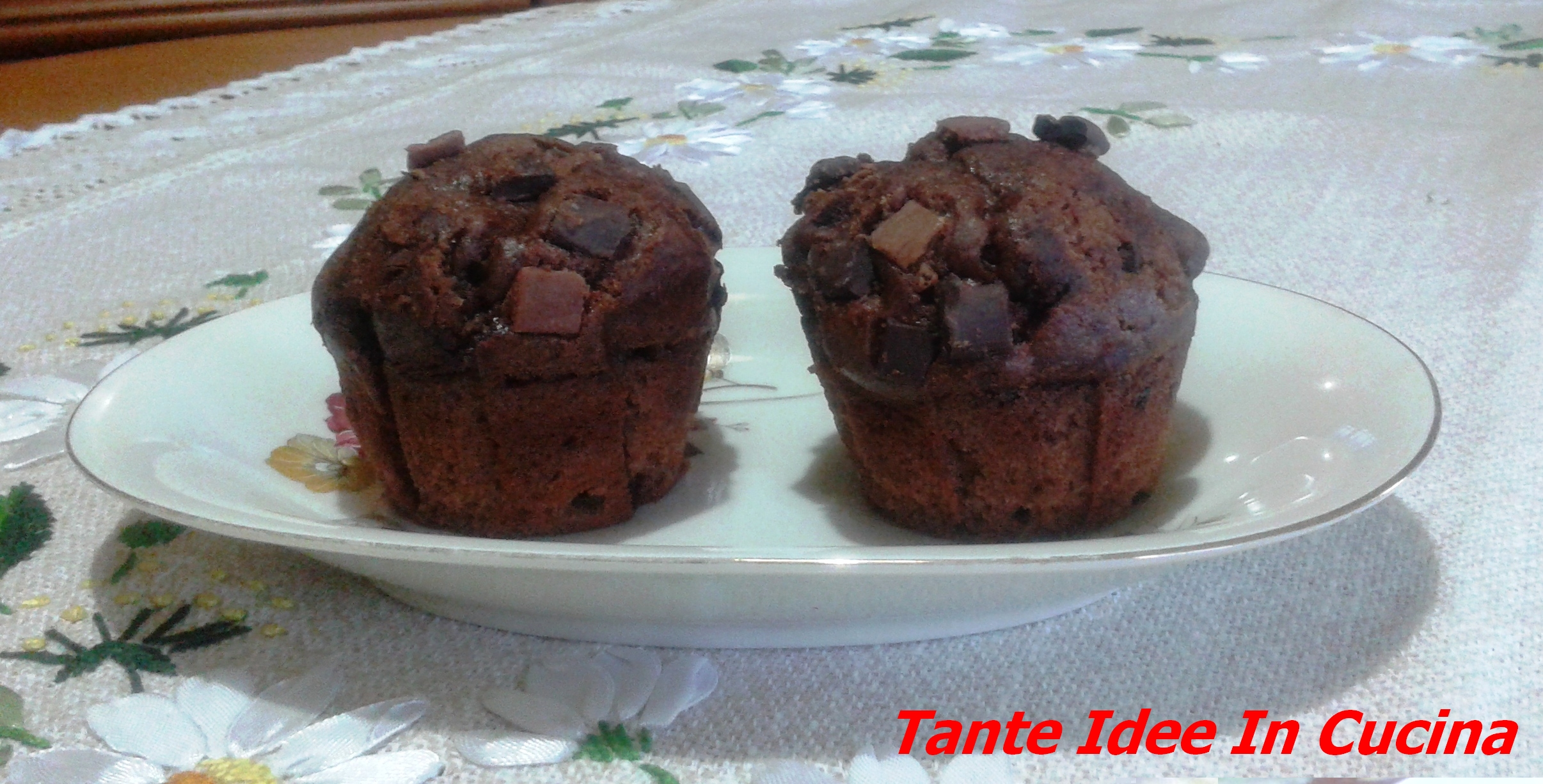 Muffin al cacao con scagliette di cioccolato