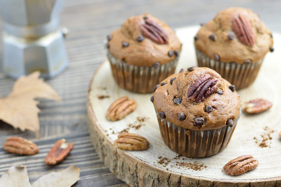 Muffin al caffè con noci pecan e gocce di cioccolato