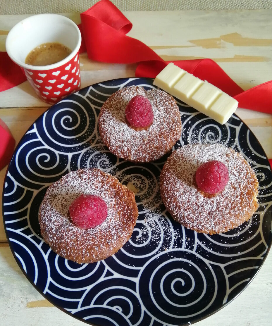 Muffin al cioccolato bianco e lamponi