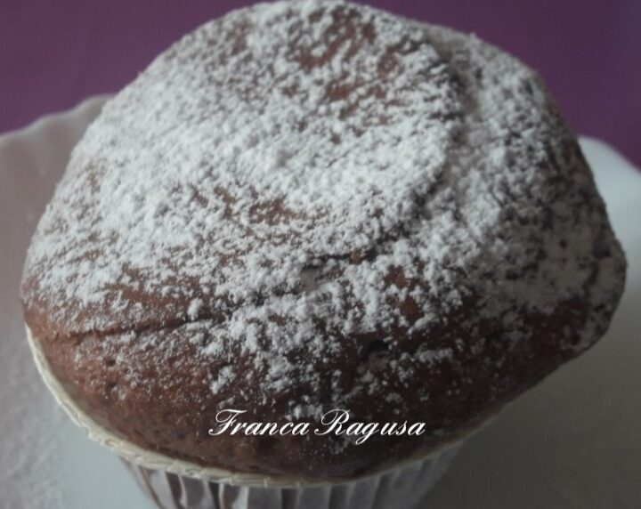 Muffin al cioccolato con il cuore di crema alle nocciole