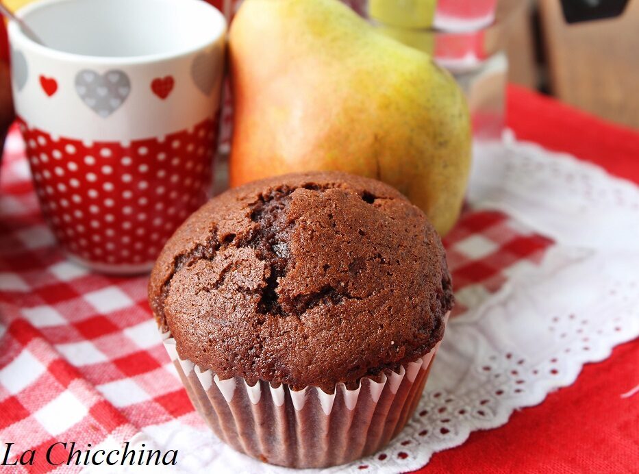 Muffin al cioccolato, pere e rum