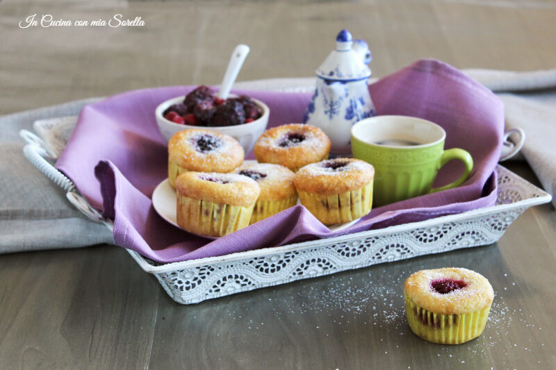 Muffin al cocco e frutti di bosco senza burro