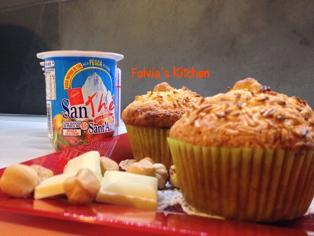 Muffin al the alla pesca con cioccolato bianco e nocciole