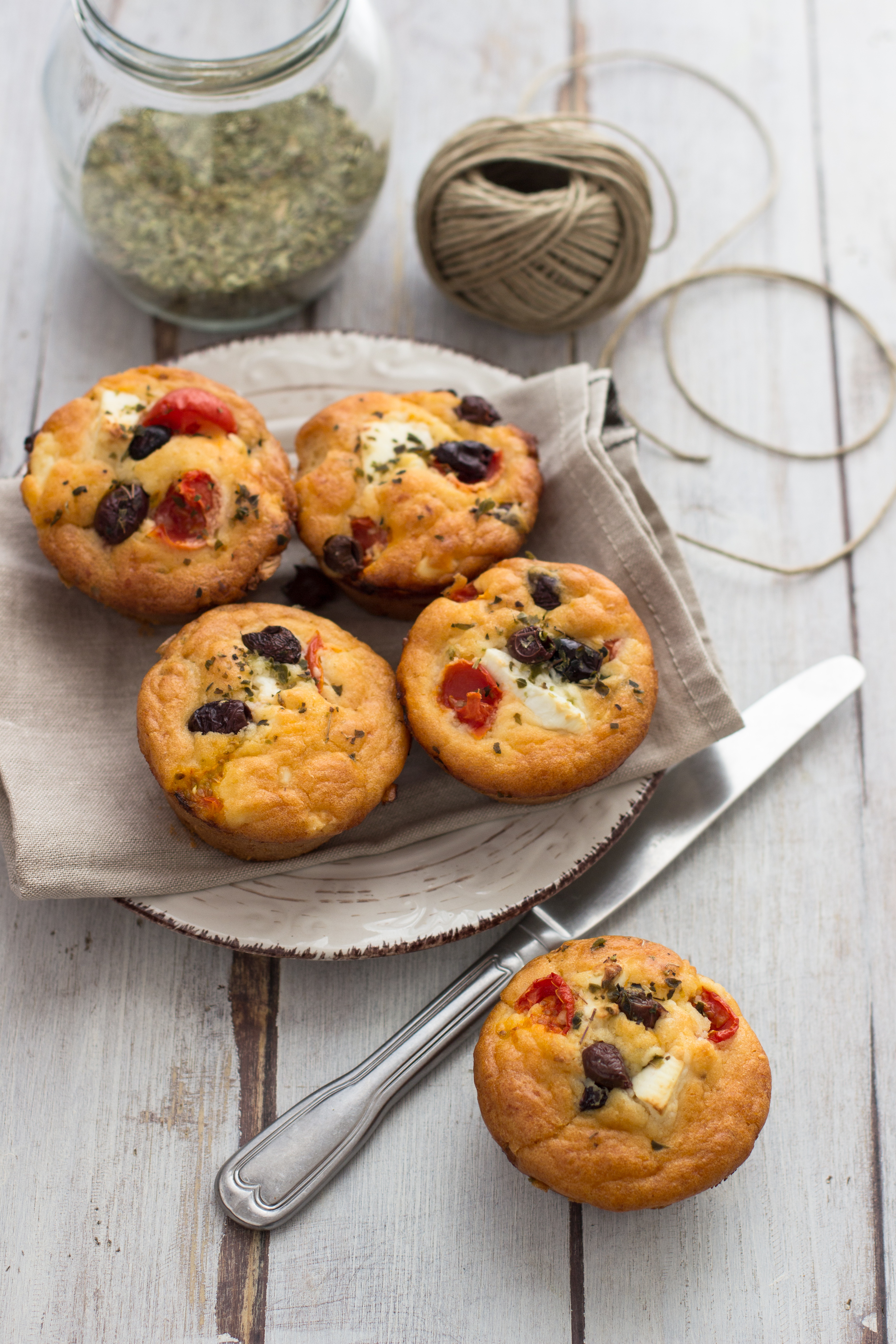 Muffin alla greca (pomodorini, feta e olive nere)