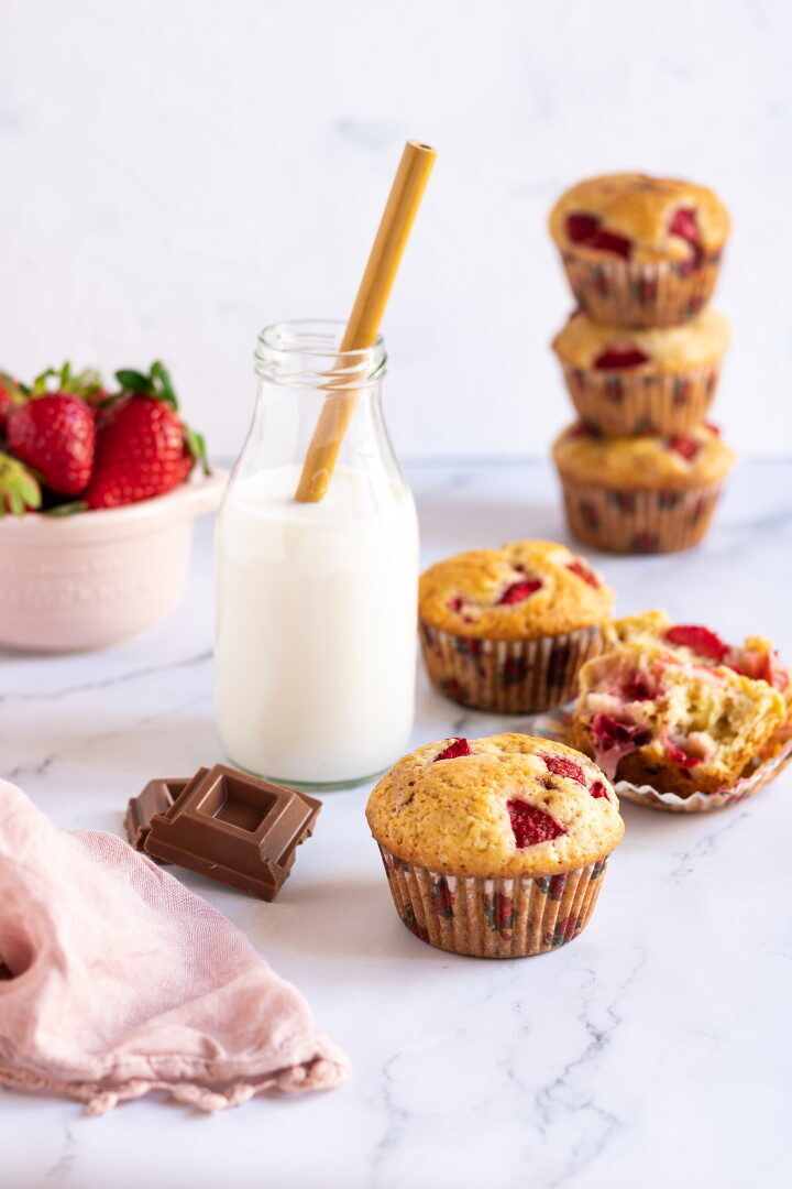 Muffin alla panna con fragole e cioccolato al latte