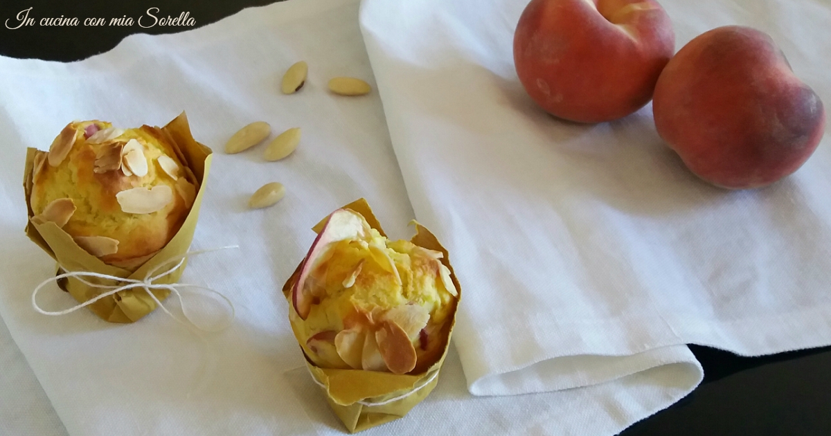 Muffin alle pesche e mandorle – ricetta con impasto leggero alla ricotta