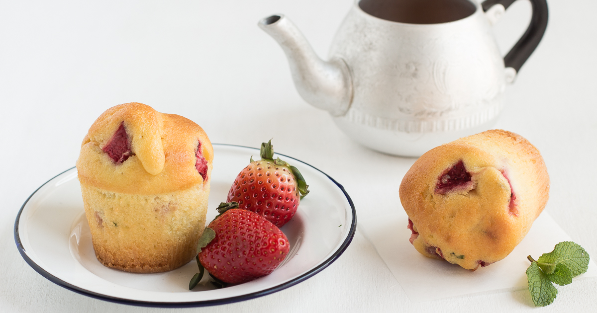 Muffin allo yogurt con fragole e menta