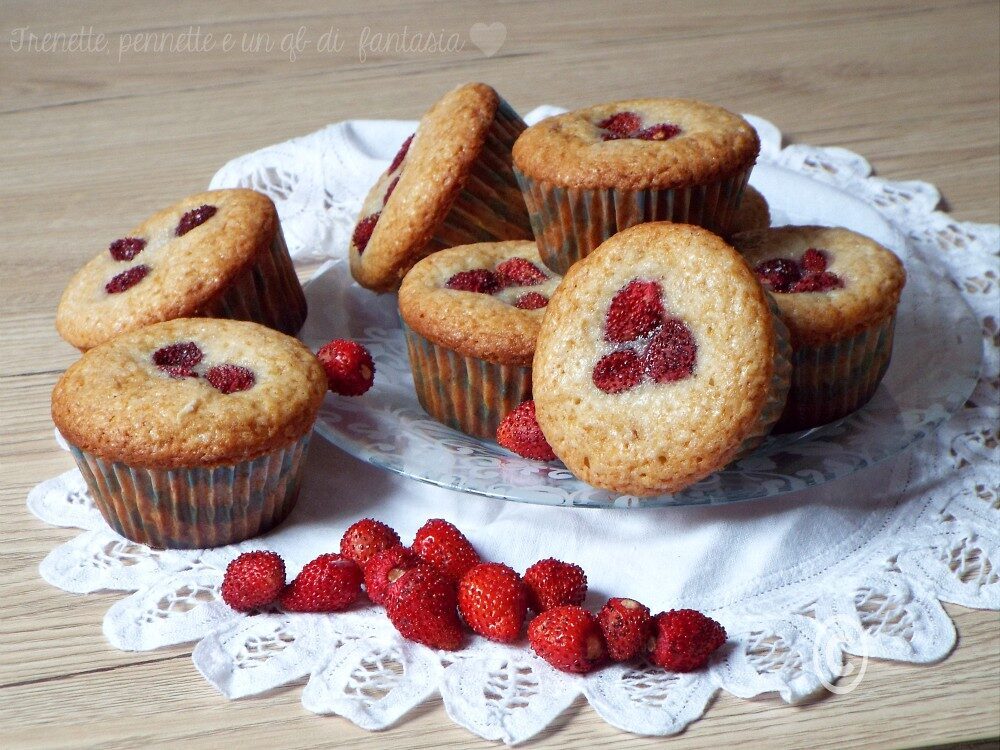 Muffin allo yogurt e fragoline di bosco.