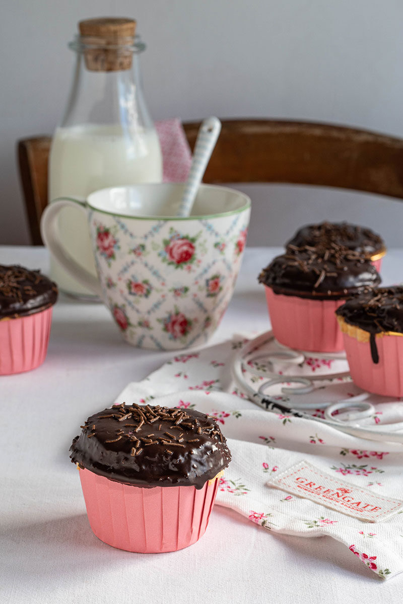 Muffin all’olio con farina di solina, glassati al cioccolato