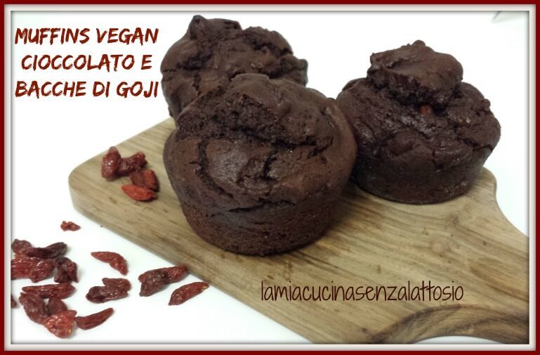 Muffin cioccolato e bacche di goji senza uova senza lattosio
