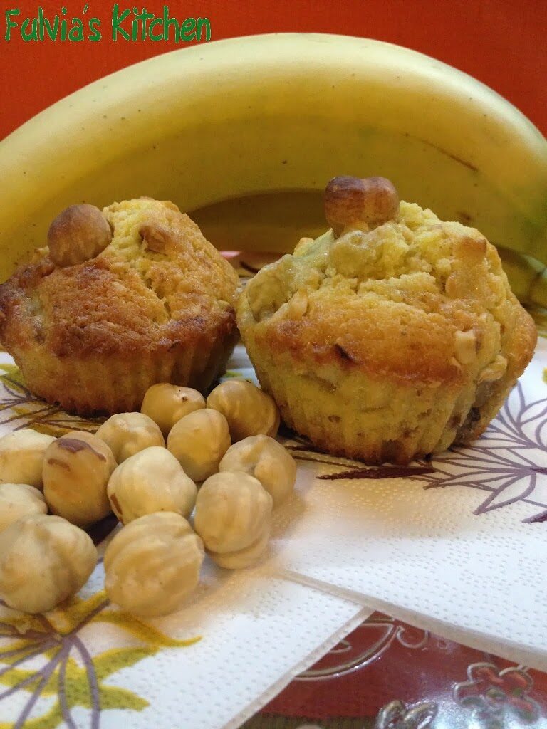 Muffin con banane e nocciole