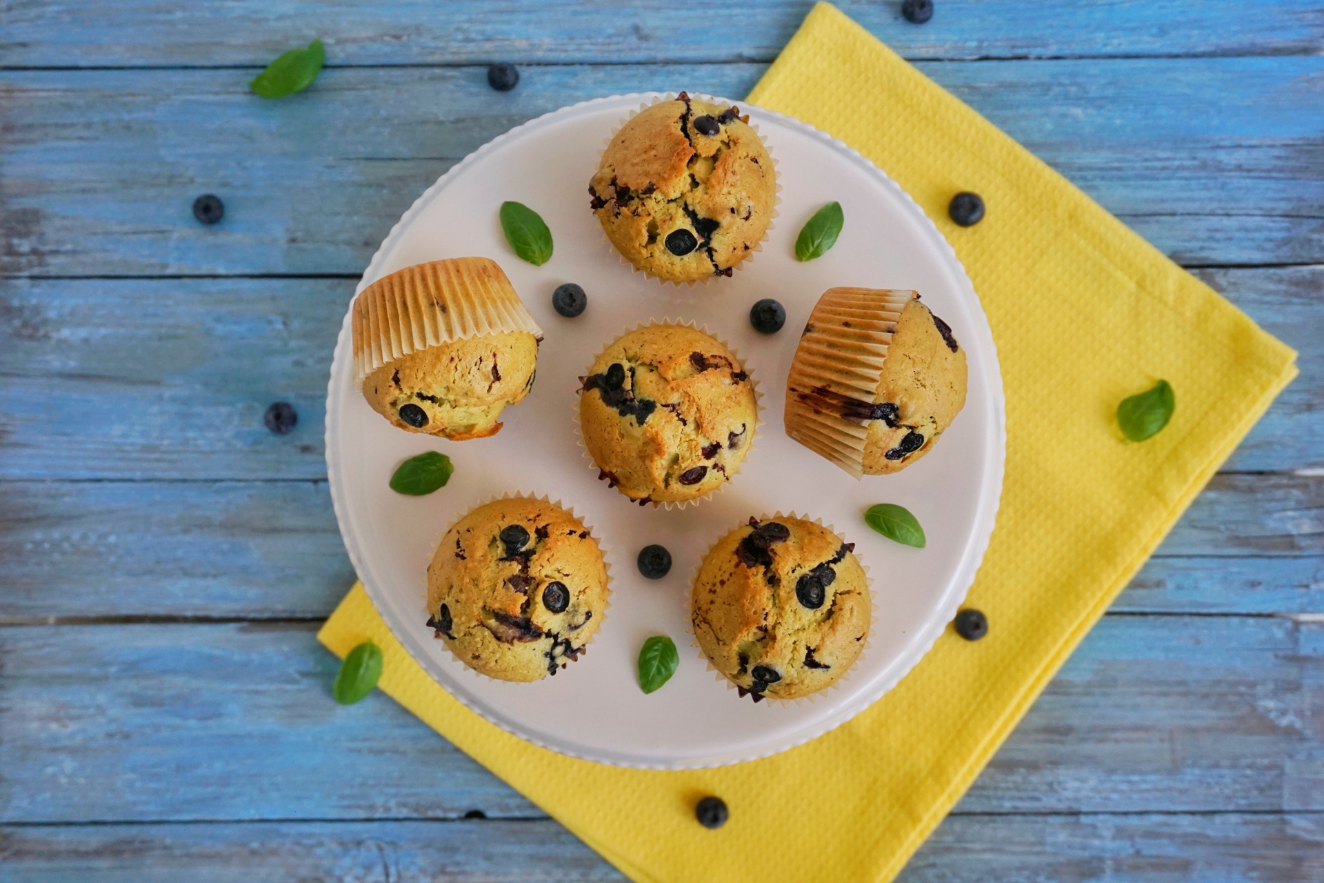 Muffin con basilico, cioccolato e mirtilli