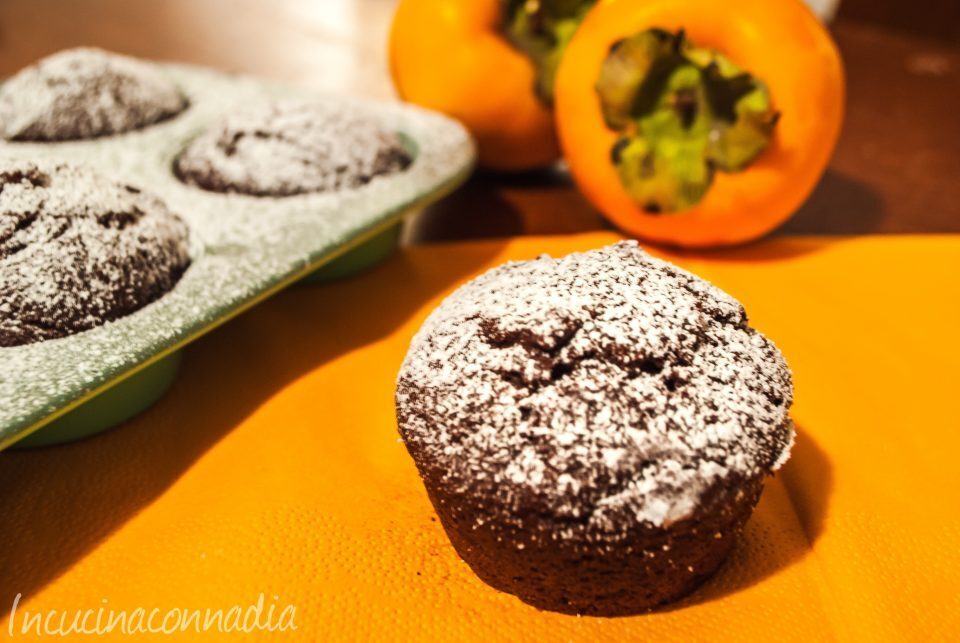 Muffin con cachi e cacao senza burro e uova un dolce delizioso