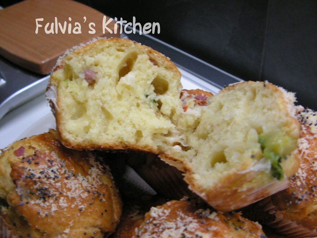 Muffin con crudo, emmenthal e zucchine