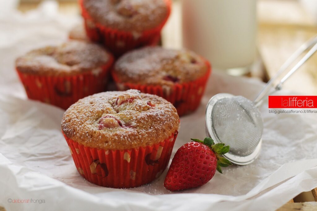 Muffin con fragole e cannella, ricetta facile