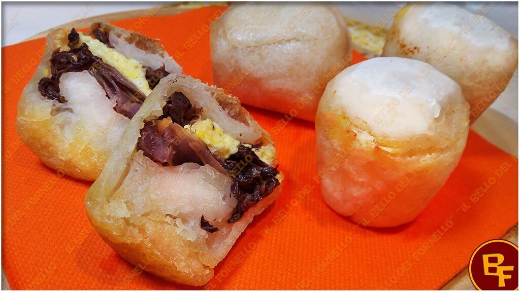 Muffin con impasto di pizza farciti