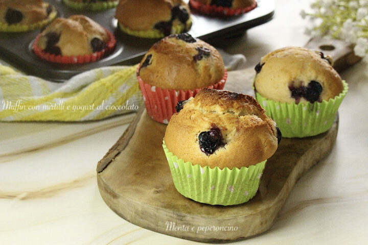 Muffin con mirtilli e yogurt al cioccolato