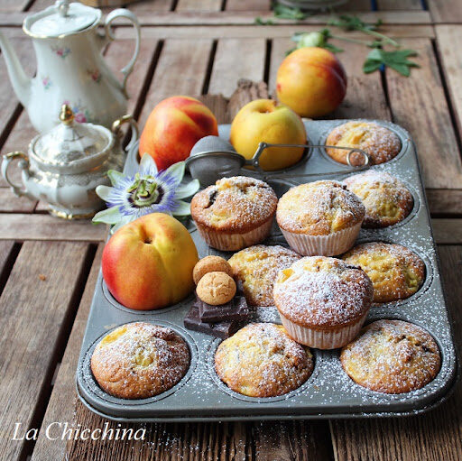 Muffin con pesche e amaretti e cioccolato