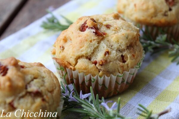 Muffin con pomodori secchi e ricotta