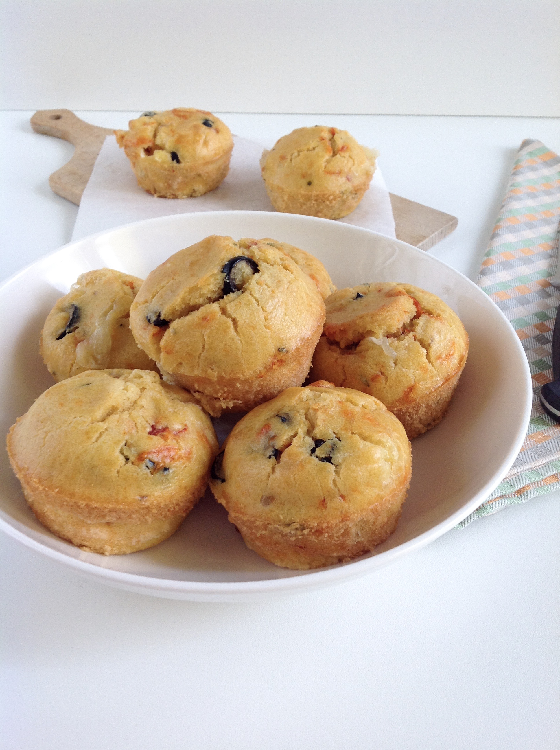 Muffin con straccetti di pomodoro e olive nere