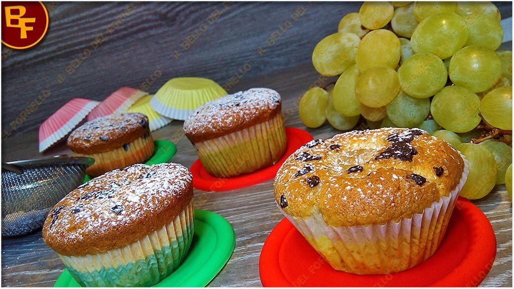 Muffin con uva e gocce di cioccolato