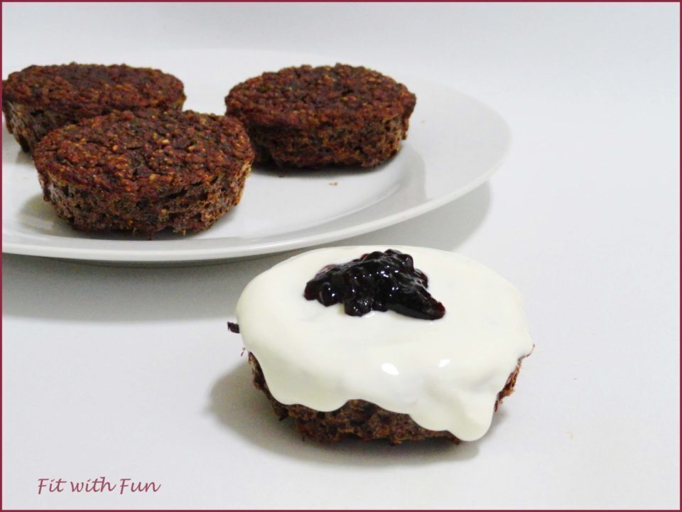 Muffin con yogurt di anacardi e frutti rossi sciroppati