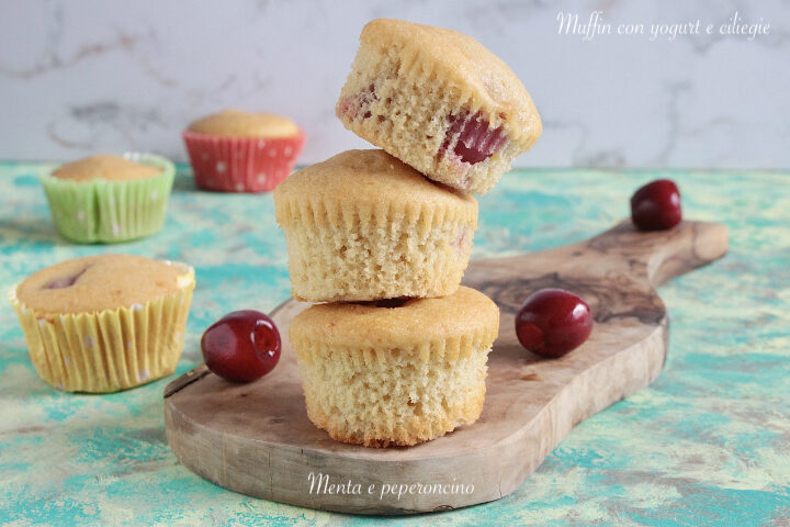 Muffin con yogurt e ciliegie