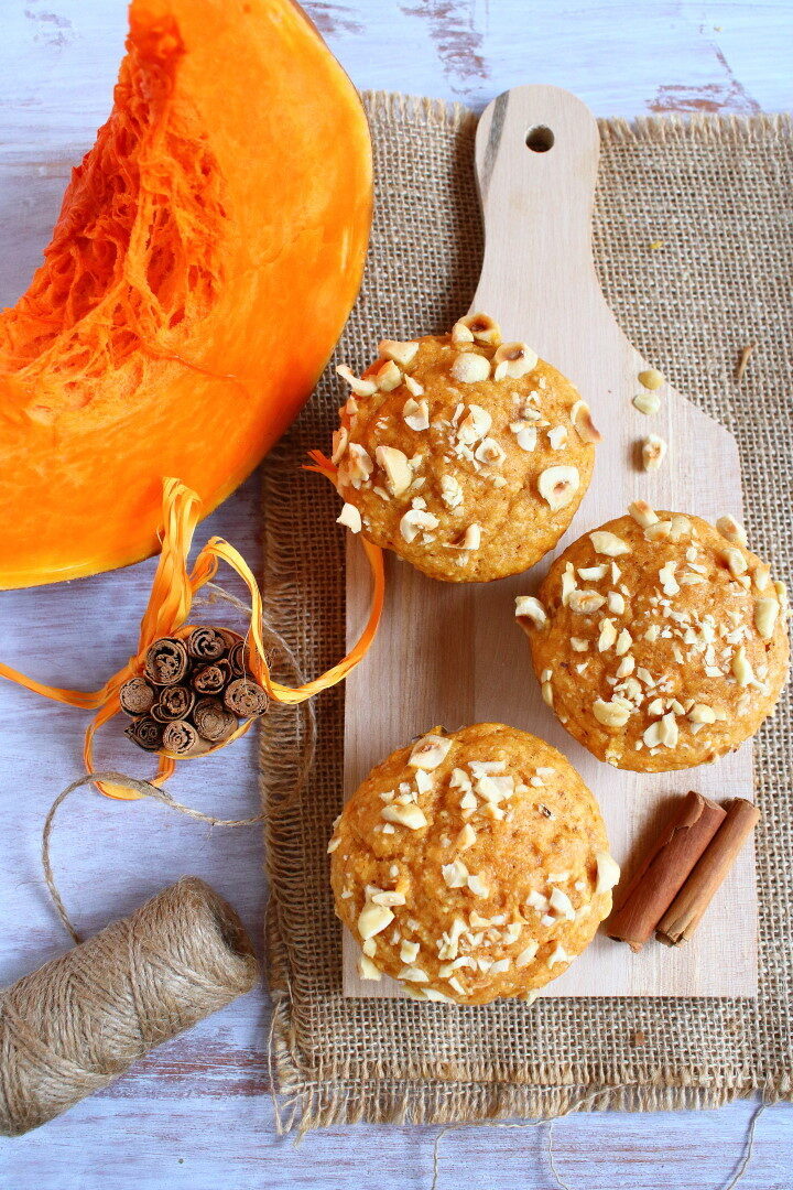 Muffin con zucca e nocciole