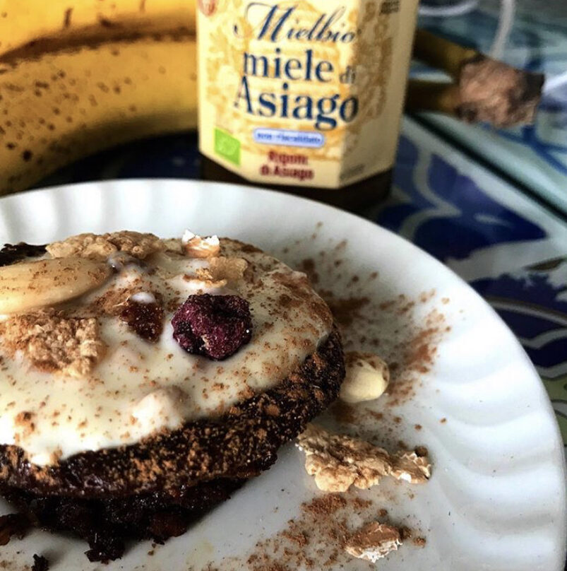 Muffin di avena e banana con crema allo yogurt