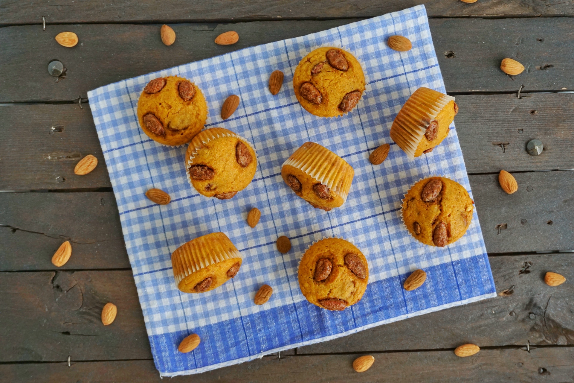 Muffin di zucca con mandorle caramellate