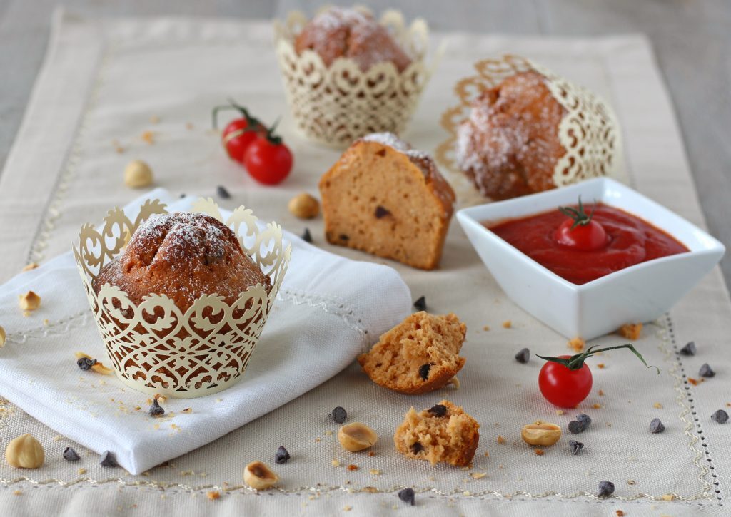 Muffin dolci al pomodoro nocciole e cioccolato