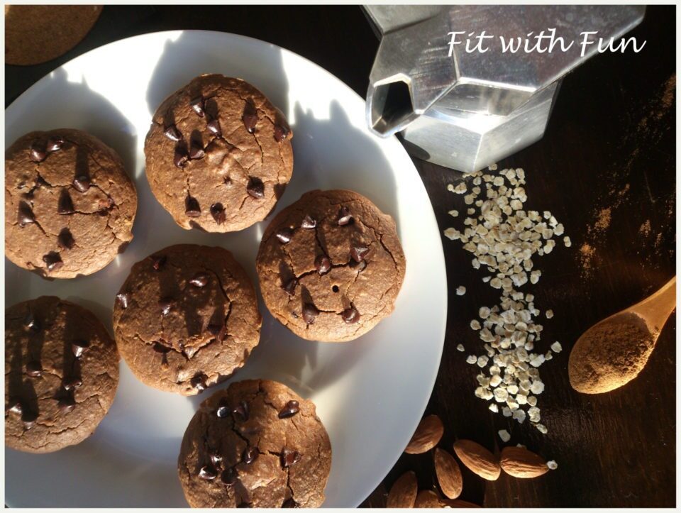 Muffin energetici al caffè e cannella con farina di avena e di mandorle