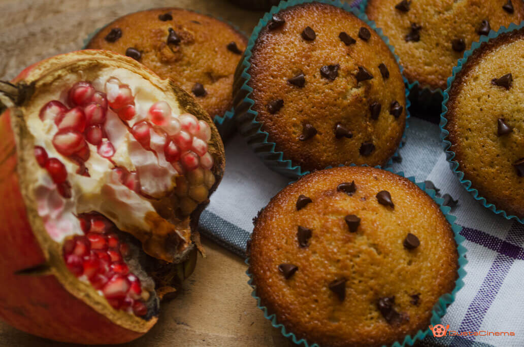 Muffin gocce di cioccolato e succo di melograno