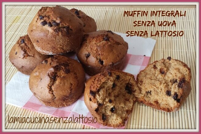 Muffin integrali con gocce di cioccolato senza uova senza lattosio