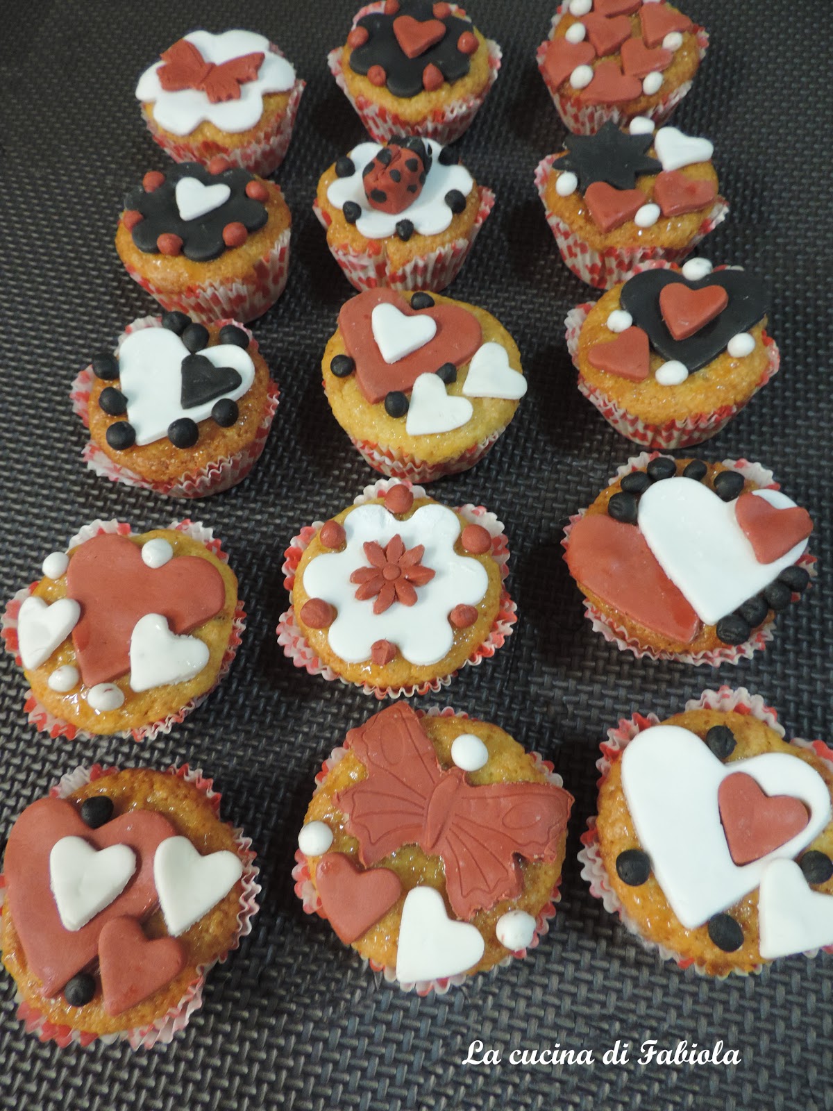 Muffin limone e mandorle con decori in pasta di zucchero