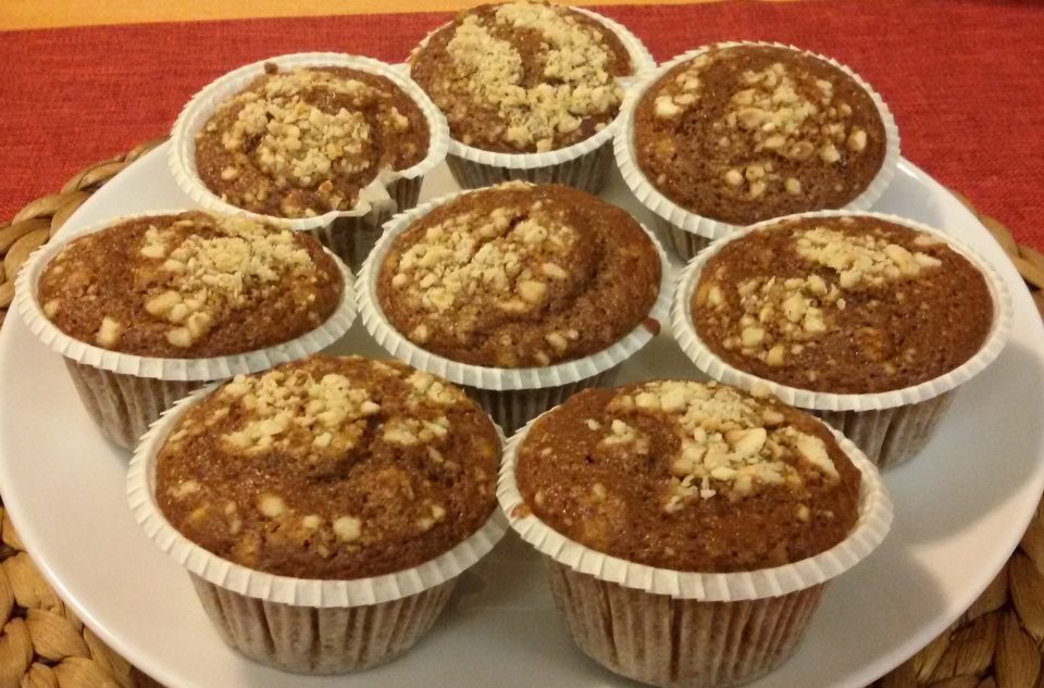 Muffin orzo, caffè e nocciole