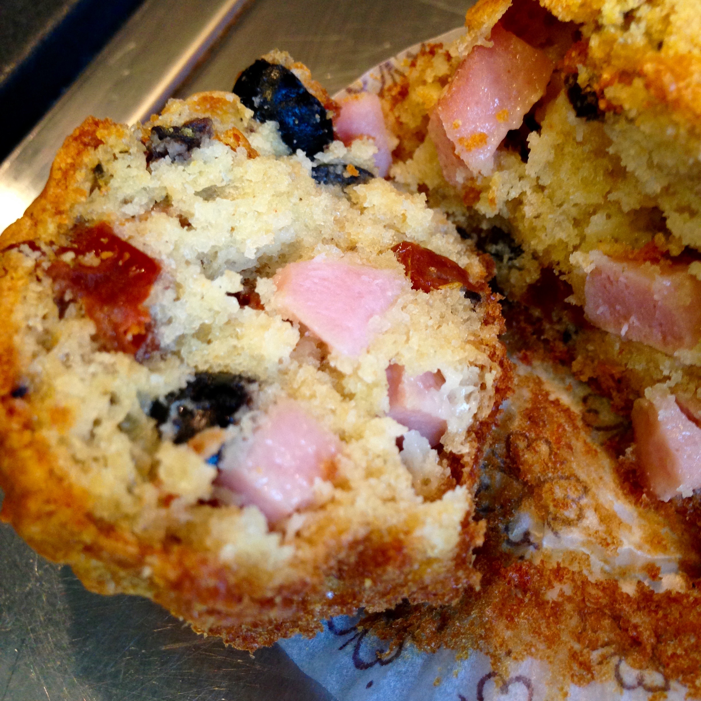 Muffin prosciutto, olive e pomodori