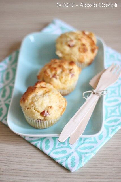 Muffin salati al latticello con prosciutto cotto e emmenthal