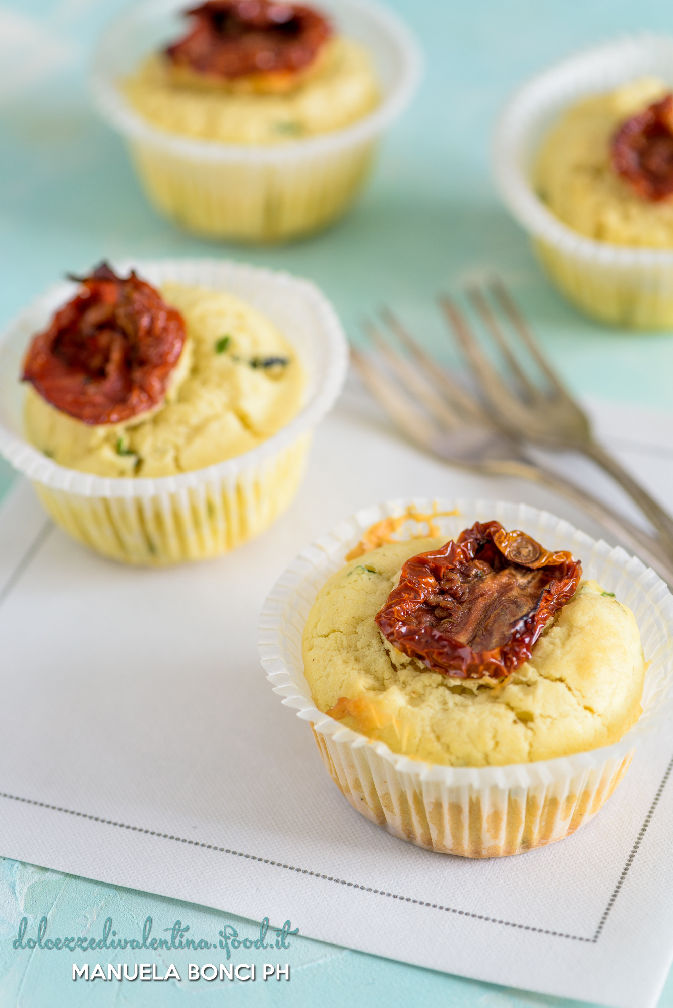 Muffin salati con pomodori secchi e grana