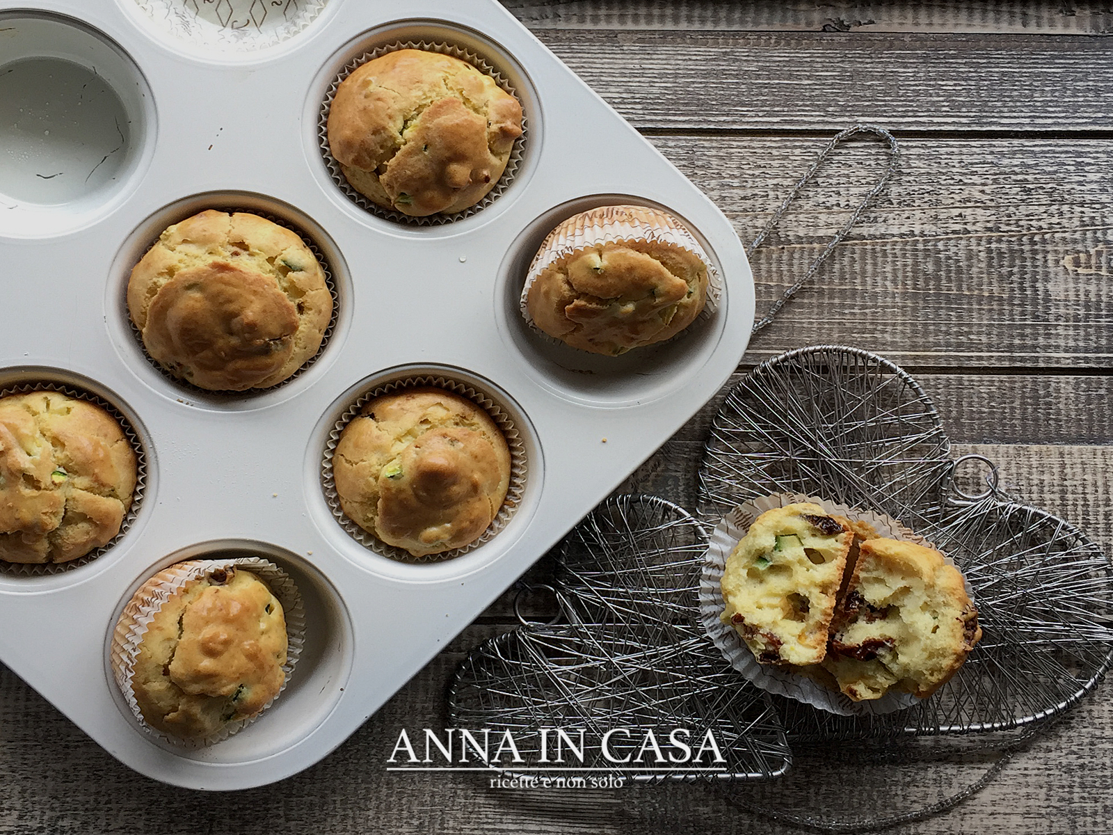 Muffin salati con pomodorini secchi e zucchine